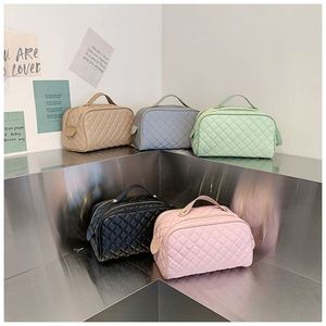 Bolsa de Maquillaje Impermeable de PU con Cierre de Cremallera, Moderna, Bonita, de Alta Calidad, Acolchada, de Gran Capacidad, para Guardar Artículos de Aseo para Viaje - Product Image 3