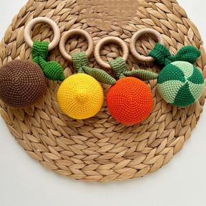 Nouveau design 2026, jouet en bois doux pour bébé, fait main au crochet, fruits, citron, orange, pastèque, <span class=keywords><strong>hochet</strong></span> amigurumi, <span class=keywords><strong>hochet</strong></span> en forme de fruit - Product Image 2