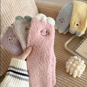 Chaussettes pour femmes en polaire corail épaisses et chaudes, style cartoon 3D, broderie d'oreilles d'animaux, certifiées CE, nouvelle collection Jingwen OEM - Product Image 5