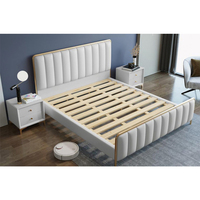 Lit king size en cuir de style italien luxueux, tête de lit capitonnée de haute qualité, cadre en bois, chambre à coucher moderne de style villa