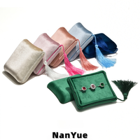 Nouvelle boîte à bagues en velours personnalisée avec logo et pompon, boîte à bijoux portable pour mariage, fiançailles, présentation en magasin, emballage cadeau