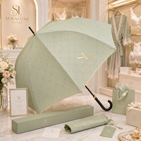 Parapluie de golf droit de 30 pouces avec logo, assorti à une pochette à cordon, dans une boîte cadeau premium couleur sauge, accessoire cadeau