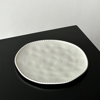 Assiettes en céramique de forme irrégulière en porcelaine blanche avec relief en relief et bordure perlée Assiette à pain Assiette à steak