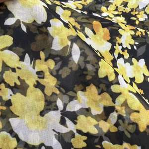 Suelo negro <span class=keywords><strong>con</strong></span> <span class=keywords><strong>flores</strong></span> amarillas impresas 30D 40gsm 100% poliéster tejido liso <span class=keywords><strong>transparente</strong></span> tela de tul de gasa para mujer - Product Image 5