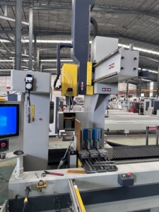Centro de Mecanizado CNC de Perfiles de Aluminio Industrial de Cuatro Ejes para la Fabricación de Ventanas y Puertas - Product Image 3