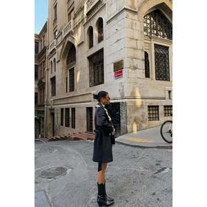 Manteau long en cuir noir Hosanna pour femme avec rembourrage en coton, idéal pour l'automne et l'hiver, grande taille, tissu tricoté, impression personnalisée - Product Image 2