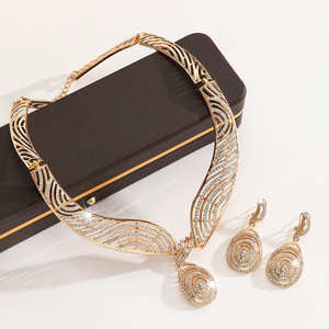 Factory direct selling gold zinc alloy inlaid rhinestone hollow necklace earrings set ladies jewelry - Product Image 3