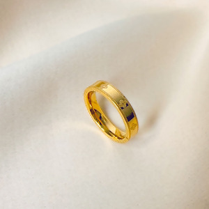 แหวนสแตนเลสสตีลชุบทอง 18K PVD ลายโคลเวอร์สำหรับผู้หญิง |   ดีไซน์มินิมอล กันน้ำ ป้องกันอาการแพ้ และไม่ซีดจาง - Product Image 2