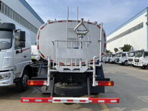 Camion-citerne d'arrosage Foton Auman 4x2 de 15 000 litres (15 m³) avec canon pour le nettoyage des rues et le lavage des routes - Product Image 3