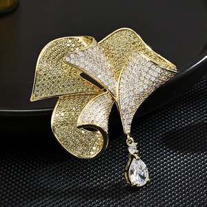 Broche en cristal de luxe de conception de niche française motif de fleur exquise épingle à la boutonnière avec Zircon cadeau de perle à la mode - Product Image 3