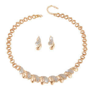Conjunto de Collar y Pendientes de Moda para Mujer, Diseño Hueco con Incrustaciones de Diamantes de Imitación Blancos en Aleación de Zinc Dorado, Estilo Europeo Americano, Gran Venta - Product Image 5