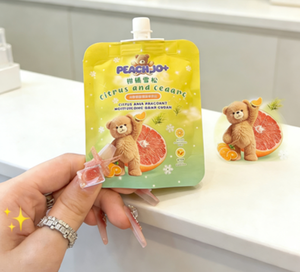 Crème pour les mains hydratante parfumée PEACH JO+ Peach Bear, Crème pour les mains parfumée au cèdre et aux agrumes, Parfum hydratant et nourrissant - Product Image 3