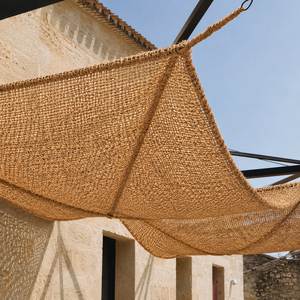 Voile d'ombrage en fibre de coco renouvelable offrant des performances durables et un design attrayant pour les environnements extérieurs modernes - Product Image 1
