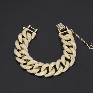 Pulsera Cubana Gruesa Personalizada al por Mayor JXX, Cadena de Eslabones Chapada en Oro de 14K, Estilo Hip Hop Moderno para Hombre, Principalmente Hecha de Latón - Product Image 3