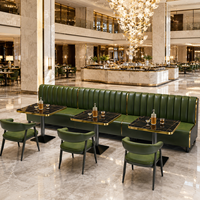 Meubles de restaurant et d'hôtel sur mesure, canapé rembourré vert, chaises de salle à manger et ensemble de table en marbre pour projets hôteliers