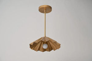 Luminaire suspendu en laiton plissé fait main, style mid-century moderne, sculptural, LED à intensité variable, finition polie, pour la maison et le bureau - Product Image 3