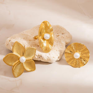 Anillo floral dorado con centro de perla para mujer, joyería de fiesta - Product Image 4