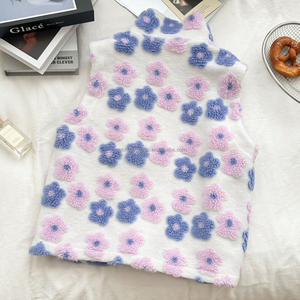 Gilet en polaire personnalisé pour femmes avec appliques florales 3D pour l'hiver, gilet en sherpa pour femmes - Product Image 4