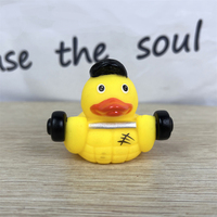 Canard en caoutchouc coloré flottant de sport créatif de cadeaux bon marché d'affaires promotionnels de logo personnalisé mini