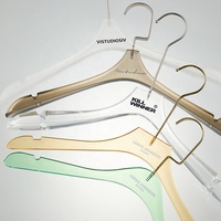 Perchas acrílicas con logotipo para ropa más gruesa, perchas de exhibición de ropa de plástico duradero, técnicas de inyección flexibles, tienda de ropa