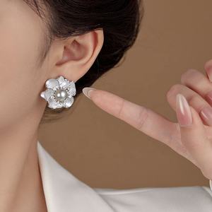 Boucles d'oreilles clous en argent gris perle, tempérament féminin, luxe léger, élégant, tendance, géométrique, rétro, design haut de gamme, cadeau - Product Image 3