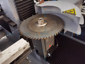 Machine de fraisage de profilés en aluminium CNC à trois axes avec <span class=keywords><strong>moteur</strong></span> à retournement automatique, commande PLC, pour fraisage multi-profilés, 6 à <span class=keywords><strong>10</strong></span> pièces par cycle - Product Image 4