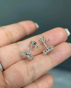 Boucles d'oreilles clous fleur en moissanite étincelante hypoallergéniques personnalisées, en argent sterling plaqué rhodium/or/rose, élégantes pour femme - Product Image 2