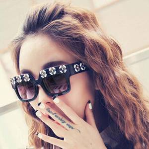 แว่นกันแดดทรงสี่เหลี่ยมลายดอกไม้สไตล์บาโรก รุ่น D4-5288 สีแดงสำหรับผู้หญิง ป้องกันรังสียูวี 400 แฟชั่นทันสมัย - Product Image 4