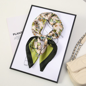 Sciarpa quadrata piccola in finta seta a pois floreali, stile coreano, per un tocco di eleganza - Product Image 1