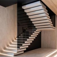 Escalier flottant moderne en bois massif avec rampe en bois, design durable et écologique pour usage intérieur : appartements, villas, halls, sous-sols