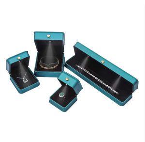 Nouvelle conception de boîte de rangement pour bijoux en cuir PU de luxe, plastique + velours, pour collier, bracelet, pendentif, bague, ornements, emballage cadeau personnalisé - Product Image 1