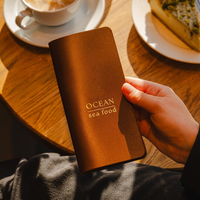 Pemegang tagihan buku cek tamu restoran pemegang tagihan dengan saku uang tunai kantong pelayan cek Presenter menyajikan buku Server buku