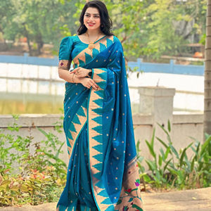 Saree de seda suave Paithani con diseño de motivo de tejido Zari y borlas ricas de Meenakari Pallu para todas las ocasiones - Product Image 1