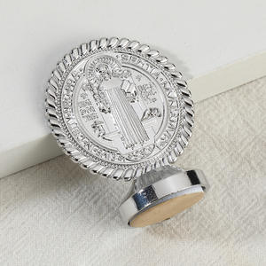 Heiß verkaufte Saint Badge Saint Benedict Statue Religiöse Kunstwerke des katholischen Glaubens Kunst handwerk Kunstwerk - Product Image 3