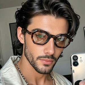 Gafas de Sol Retro Ámbar Poligonales para <span class=keywords><strong>Mujer</strong></span> 2026, Gafas de Moda <span class=keywords><strong>Hexagonales</strong></span> Pequeñas con Remaches UV400, <span class=keywords><strong>Lentes</strong></span> Transparentes Decorativas de Tendencia - Product Image 2