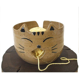 Tigela de Cerâmica para Tricô com Design de Gato em Fio Branco - Product Image 1