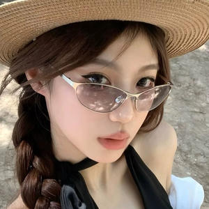 YK แว่นกันแดดโลหะสำหรับผู้หญิง กรอบสีเงิน ป้องกันรังสียูวี 400 ประเภท 3 แว่นกันแดดสไตล์สตรีท YC88832 - Product Image 4