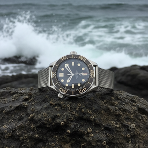 Montre de plongée Omegaes avec mouvement en titane et verre saphir, artisanat de maîtrise, pour James Bond 007, version avec bracelet - Product Image 1