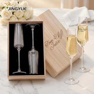 Ensemble de flûtes à champagne personnalisées pour mariage dans un coffret cadeau en bois, verres à toast gravés sur mesure pour la mariée, le marié et l'anniversaire de mariage - Product Image 3