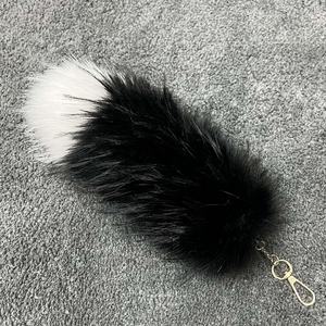 Soffice portachiavi con coda di pelliccia di <span class=keywords><strong>animale</strong></span> con coda di procione morbido peluche portachiavi pelosi giocattolo Cosplay code di volpe ciondoli zaini decorazioni moda - Product Image 5