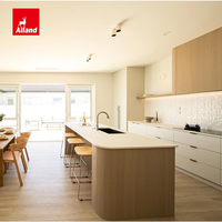 Meuble de cuisine Alland moderne et minimaliste, personnalisé, en panneaux mats couleur crème, avec îlot en bois lamellé et chêne blanc
