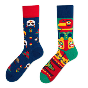 Nouvelles Chaussettes Longues en Coton Jacquard Asymétriques Tendance Décontractées Anti-humidité à Motifs de Dessins Animés pour Couples – Collection Automne Hiver - Product Image 1