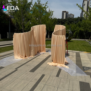 ขาตั้งโลหะรูปตัว S ปรับได้ สีแชมเปญ LEDA ผ้าไหมนม พร้อมโครงโลหะลายคลื่น สำหรับตกแต่งเวทีงานอีเว้นท์ งานแต่งงาน และงานปาร์ตี้ - Product Image 1