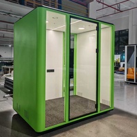 Cabine insonorisée moderne verte pour immeuble de bureaux - Pod de réunion et de conférence avec cadre en aluminium et éclairage LED