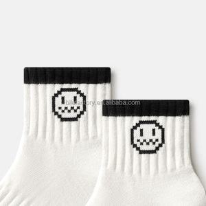 Chaussettes personnalisées de haute qualité - Personnalisation gratuite, couleurs unies unisexes, idéales pour les cadeaux d'entreprise et la promotion de marque - Product Image 3