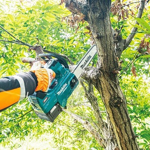 Motosierra Makita de 40 V, Inalámbrica, con Batería de Litio, Sierra para Cortar Madera - Product Image 2