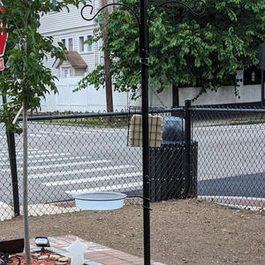 ที่ให้อาหารนกโลหะ TJ-020 ขนาด 1.9 เมตร แบบติดตั้งบนพื้นดิน ทนทาน ใช้กลางแจ้ง พร้อมที่ให้น้ำ และที่แขวนในสวน พร้อมขายึด - Product Image 5