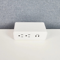 Multiprise de bureau OMNI PD65 à charge simultanée avec 2 ports USB-C et 2 prises CA - Hub d'extension à usage commercial pour le bureau