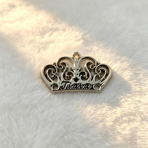 Plaques de logo métalliques de haute qualité, étiquettes personnalisées gravées avec le nom de la marque pour vêtements et foulards - Product Image 1