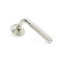 Poignée de porte à levier cannelée ISILINE en laiton massif nickelé PVD avec roseau concentrique et embout conique pour intérieur